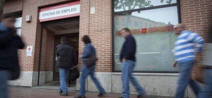 En la imagen, un grupo de personas hacen cola en una oficina del INEM en Alcalá de Henares (Madrid).