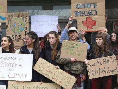 Protesta de jóvenes estudiantes en San Sebastián contra el calentamiento global del planeta.