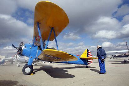 Un Boeing Stearman, el biplano de los años treinta, en la exposición estática de la FIO.