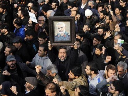 Manifestación en Teherán este viernes para condenar el ataque de EE UU contra el general Soleimani. En vídeo, el general iraní Soleimani muere en un ataque con misiles dirigidos por Estados Unidos.