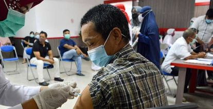 Un trabajador recibe la vacuna de Sinovac en la ciudad indonesia de Banda Aceh