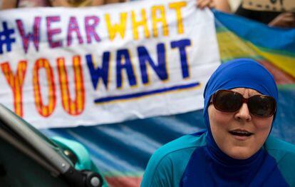 Una mujer vistiendo un burkini en una protesta ante la Embajada francesa en Londres, en agosto de 2016.