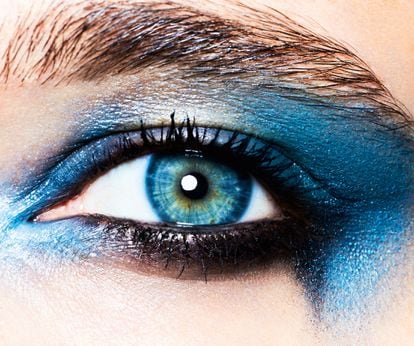 Tonos azules, labios brillantes y cortes ‘pixie’: el maquillaje y el peinado de nueva temporada