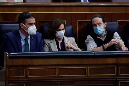 El presidente del Gobierno, Pedro Sánchez, y sus vicepresidentes Carmen Calvo y Pablo Iglesias, este miércoles, en el Congreso de los Diputados.