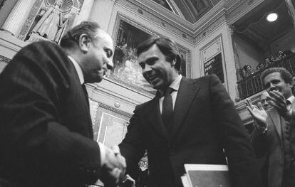 Como líder de la oposición, Fraga felicita al socialista Felipe González, tras su proclamación como presidente del Gobierno el 1 de diciembre de 1982.