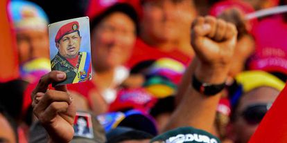 Una seguidora del candidato Nicol&aacute;s Maduro sujeta un retrato de Ch&aacute;vez, este jueves en Caracas.