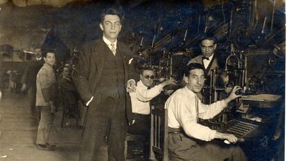 Manuel Chaves Nogales posa con los linotipistas del taller del 'Heraldo de Madrid', en una imagen de la segunda mitad de los años veinte.