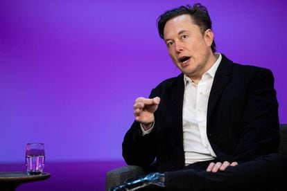 Elon Musk habla en un evento especial de TED, celebrado el mismo día de abril en que ofreció comprar Twitter.
