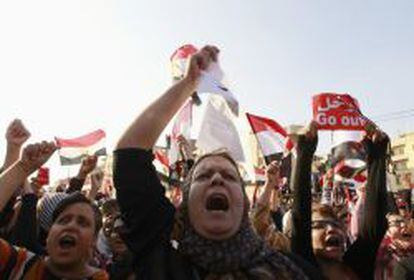 Un grupo de mujeres protestan contra el presidente egipcio Mohamed Morsi