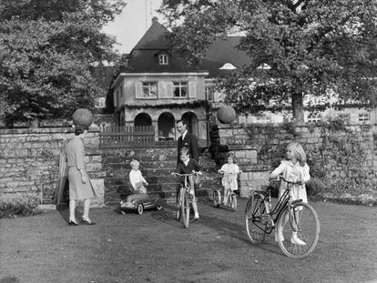 La familia ducal de Bélgica abandona su castillo de Betzdorf para dar un paseo, en 1960. Desde la izquierda, la princesa Josephine-Charlotte, el príncipe Juan (en un cochecito), el Gran Duque Juan de Luxemburgo, el príncipe Enrique, la princesa Margarita y la princesa María Astrid.