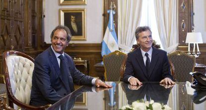 El presidente de Argentina Mauricio Macri habla con su rival en la carrera presidencial, el peronista Daniel Scioli.
