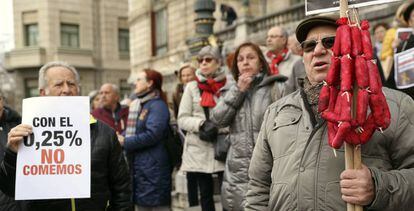 Unos pensionistas se manifiestan en Bilbao el pasado 26 de febrero.