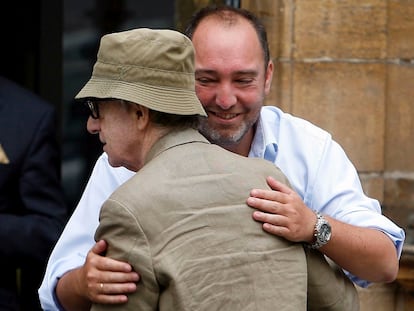 Natalio Grueso y Woody Allen, en Oviedo, en agosto de 2010, cuando el cineasta acudió a Avilés al preestreno en España de su película 'Conocerás al hombre de tus sueños'.
