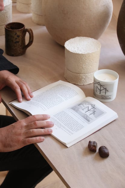 Las velas creadas por Diana Widmaier Picasso y Rodrigo García son naturales, veganas y libres de plásticos. Están elaboradas a mano en Grasse, capital mundial de las fragancias, y están presentadas en un recipiente de porcelana de Limoges grabado con una obra picassiana.