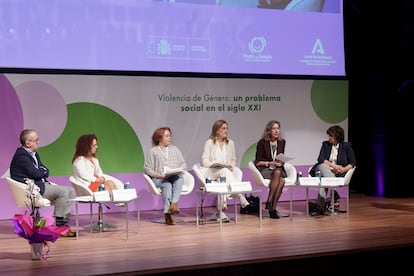 La presidenta del Observatorio de Igualdad de Oportunidades del Grupo Social ONCE, Patricia Sanz (segunda por la derecha), en una mesa de debate sobre violencia de género y discapacidad.
