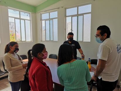 Integrantes de la asociación civil Asílegal imparten talleres a familiares de personas indígenas presas en el Centro Penitenciario de Iguala, Guerrero.