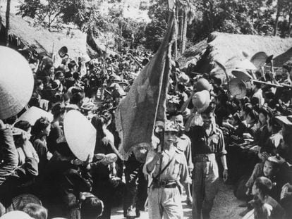 Entrada triunfal del ejército vietnamita en su país en 1954.