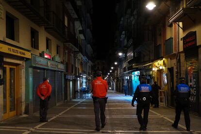 Agentes de policía controlan que se cumplan las medidas contra el covid, el pasado viernes, en Pamplona.