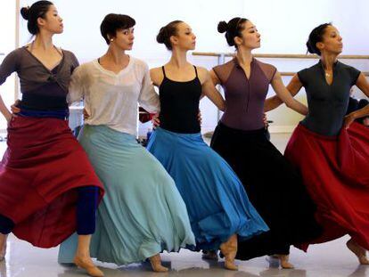 De izquierda a derecha, Zhengjia Yu, Alba Tapia, Martina Giuffrida, Kana Nishiue y Elena Di&eacute;guez, bailarinas de la compa&ntilde;&iacute;a V&iacute;ctor Ullate Ballet-Comunidad de Madrid en un ensayo de la obra.