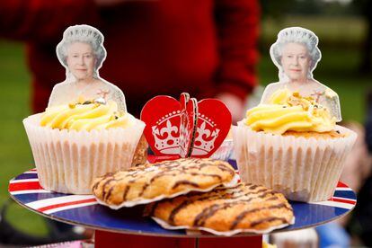 Una mesa de pícnic con magdalenas decoradas con la imagen de Isabel II, en Windsor.