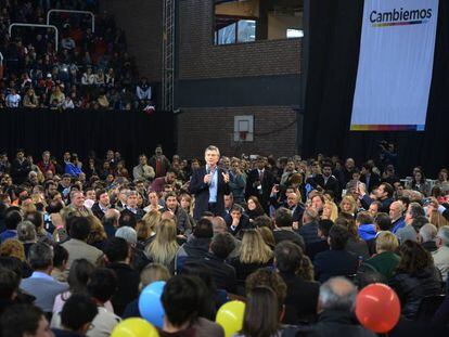 El presidente Mauricio Macri encabeza un acto de campaña en Santa Fe.