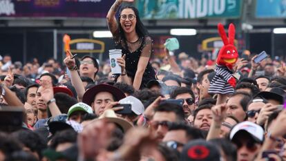 El público durante la presentación del grupo Porter en la 21 edición del festival Vive Latino, en Ciudad de México, el 15 de marzo de 2020.