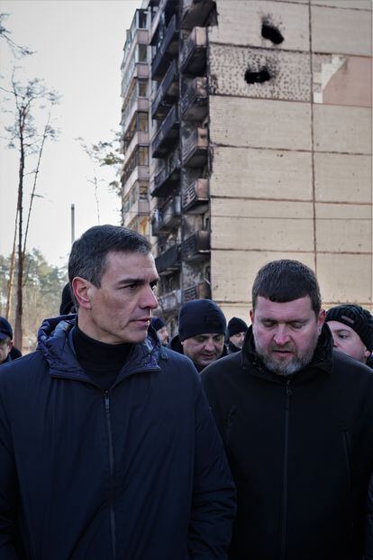 Pedro Sánchez, acompañado del alcalde de Irpin, Oleksandr Markushin, ha visitado algunas de las zonas devastadas por los bombardeos rusos. 