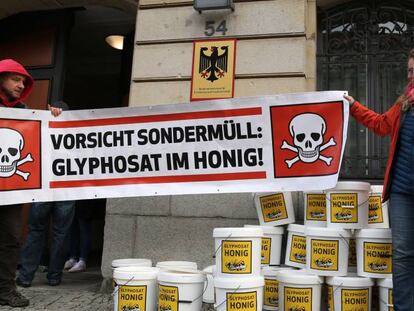 Apicultores alemanes protestan en Berlín por el efecto en sus productos del uso del glifosato por parte de agricultores.