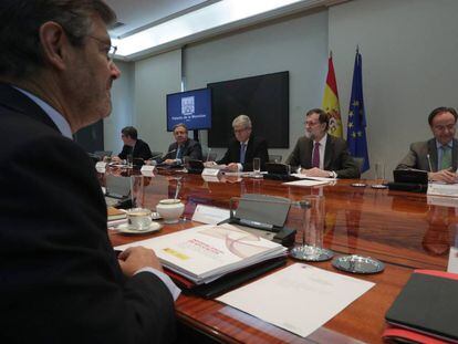 El presidente del Gobierno, Mariano Rajoy, junto a los ministros de Exteriores, Alfonso Dastis; de Interior, Juan Ignacio Zoido, y de Justicia, Rafael Catal&aacute;.