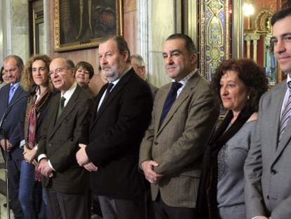 Areso (quinto por la derecha), con Bengoetxea a su lado, presenta los cambios en el equipo de gobierno bilbaíno.