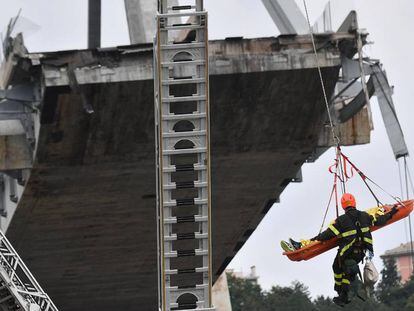 Rescatitas recuperan una víctima entre los escombros del puente en Génova.