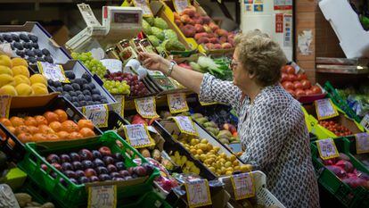 Una mujer compra en un mercado de Sevilla.