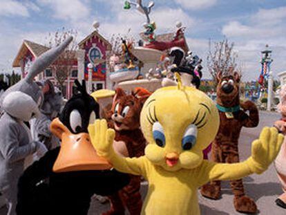 Actores disfrazados de los personajes de la Warner en la inauguración del nuevo parque recreativo
