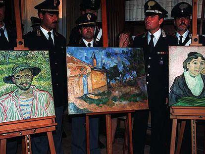 Policías italianos muestran, en marzo de 2001, tres pinturas que habían sido robadas del Museo de Arte Moderno de Roma.