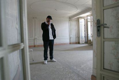 El rapero Ignacio Fortés, alias <i>Nach</i> (por Nacho), posa en un piso vacío del edificio Carbonell de Alicante.