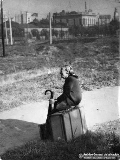 Una inmigrante frente a la zona portuaria, en 1950.