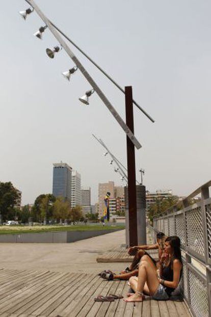 Farolas originales, en el parque Joan Miró de Barcelona.