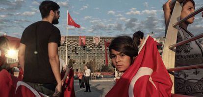 Una ni&ntilde;a sostiene una bandera en Estambul.