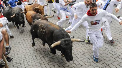 Corredores en el octavo encierro de los sanfermines 2017.