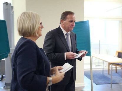 El primer ministro sueco Stefan Lofven y su esposa se disponen a votar en las elecciones generales celebradas ayer en Suecia.