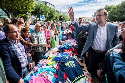 El presidente del Partido Popular y actual presidente en funciones, Mariano Rajoy, visita el mercado tradicional de Santa Comba durante la campaña electoral al Parlamento gallego.