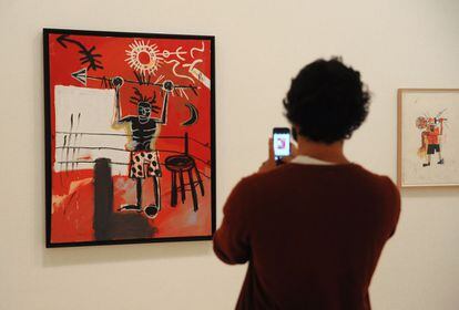 'Jean-Michel Basquiat: Ahora es el momento', en el Museo Guggenheim de Bilbao, explora algunos de los temas más importantes de la obra de este artista neoyorquino a través de unas 100 pinturas y dibujos del artista.