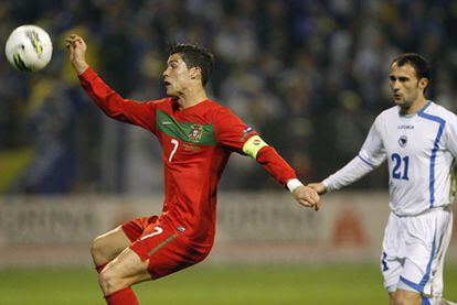 Cristiano Ronaldo, bajo la mirada del jugador bosnio Darko Maletic, durante el Bosnia-Portugal.