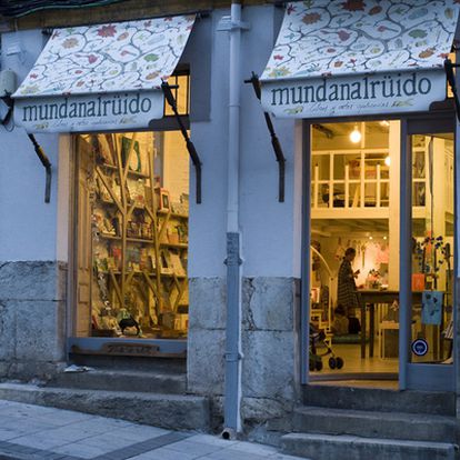 Escaparate de la librería Mundanalrüido, en Santander
