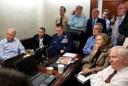 Esta es una foto que pasará a la Historia. La firma Pete Souza, el fotógrafo oficial de la Casa Blanca, y retrata a la plana mayor del entramado político, militar y antiterrorista de Estados Unidos, siguiendo la operación contra Bin Laden.