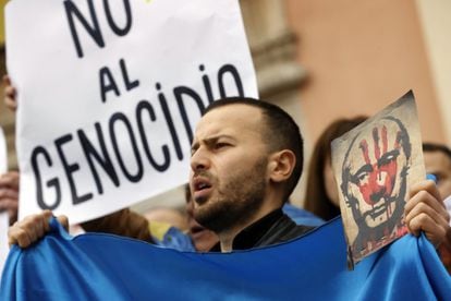 Un hombre con un cartel con la imagen de Putin durante la concentración en Valencia (España).