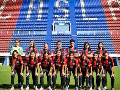 El equipo de fútbol femenino de San Lorenzo, presentado este viernes.