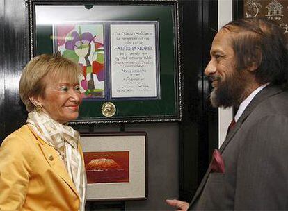 María Teresa Fernández de la Vega, y el director del Centro de Recursos y Energía de la India (TERI), el premio Nobel de la Paz Rajendra Pachauri