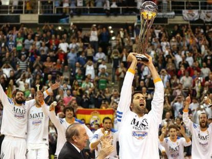 Felipe Reyes levanta la Copa ante sus compañeros.