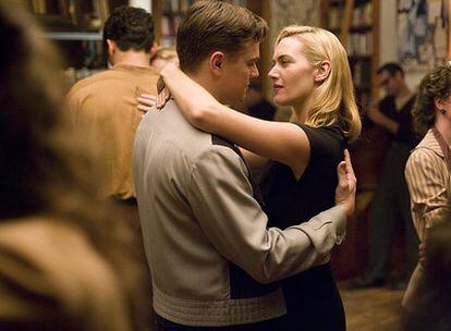 Leonardo DiCaprio y Kate Winslet bailan en <i>Revolutionary road. </i>